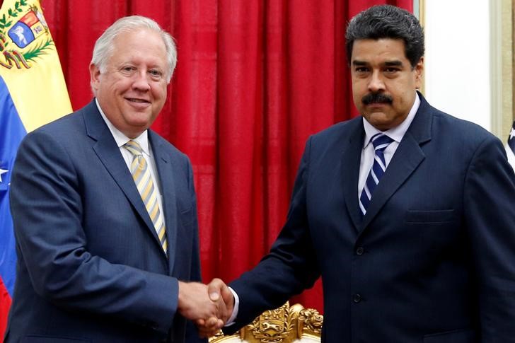 © Reuters. Maduro cumprimenta Shannon em reunião em Caracas