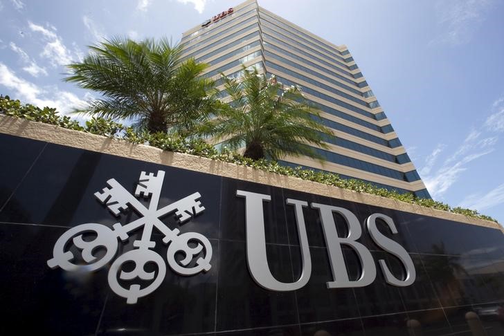 © Reuters. The logo of UBS is seen outside the building housing the headquarters of the Swiss bank in San Juan