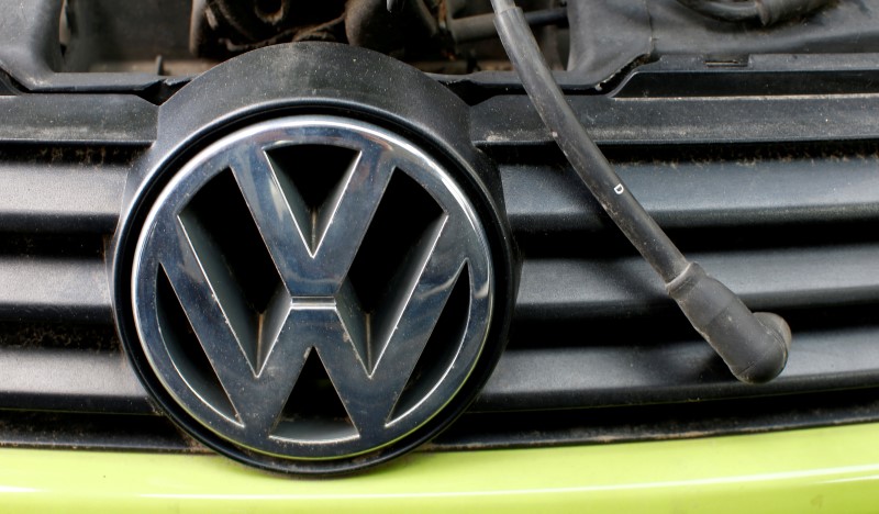 © Reuters. File picture of a Volkswagen logo on a car's front at a scrapyard in Fuerstenfeldbruck