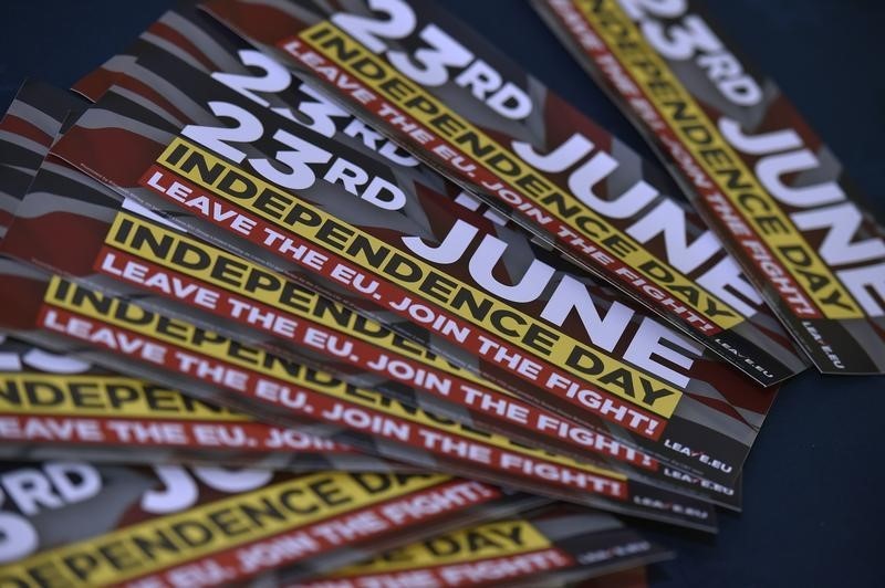 © Reuters. Vote Leave stickers are displayed during the final speech of the EU referendum campaign by Nigel Farage, the leader of UKIP, in London