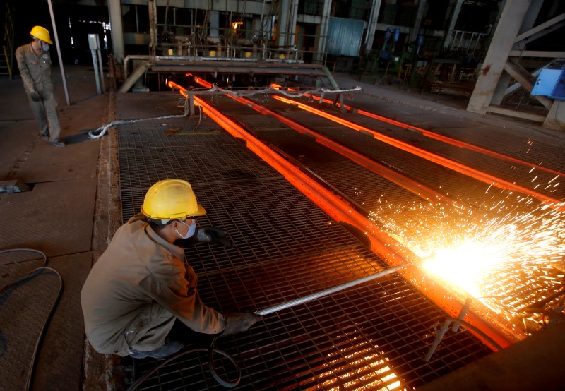© Reuters. A man works at Hoa Phat steel mill in Hai Duong province, Vietnam