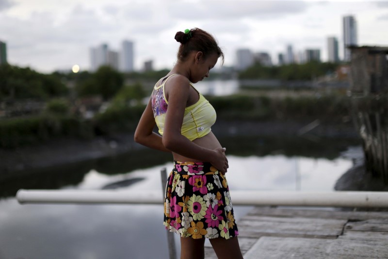 © Reuters. Eritania Maria, grávida de seis meses, diante de sua casa em Recife