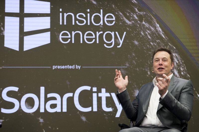 © Reuters. File photo of Elon Musk, chairman of SolarCity and CEO of Tesla Motors, speaks at SolarCityÕs Inside Energy Summit in Midtown, New York