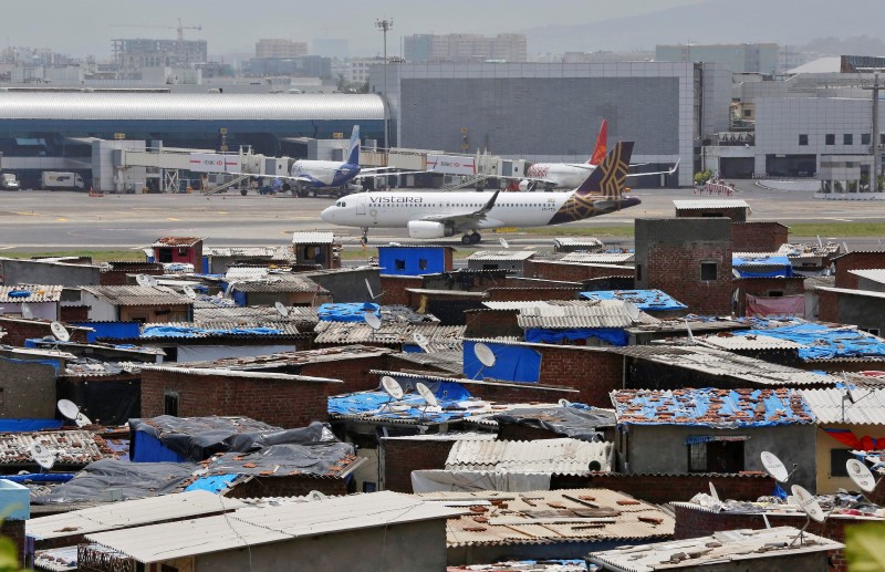 © Reuters. A Vistara passenger aircraft taxis on the tarmac after landing at Chhatrapati Shivaji International airport in Mumbai