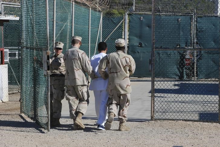 © Reuters. أمريكا تنقل معتقلا يمنيا من سجن جوانتانامو إلى جمهورية الجبل الأسود