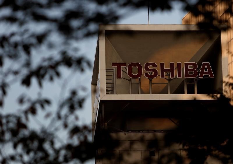© Reuters. The logo of Toshiba Corp is seen behind trees at its headquarters in Tokyo