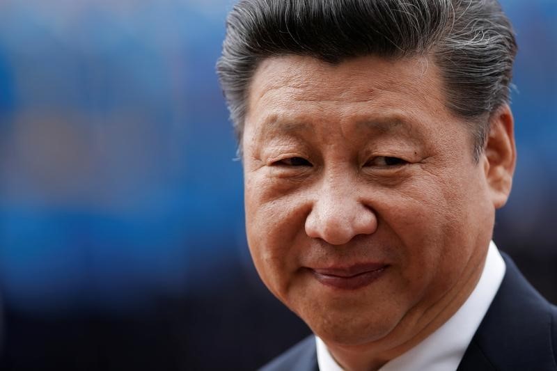 © Reuters. Chinese President Xi Jinping reviews the guard of honour  during a welcoming ceremony in Belgrade