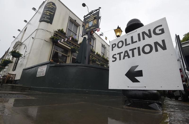 © Reuters. Los británicos votan sobre su permanencia en la UE tras una áspera campaña