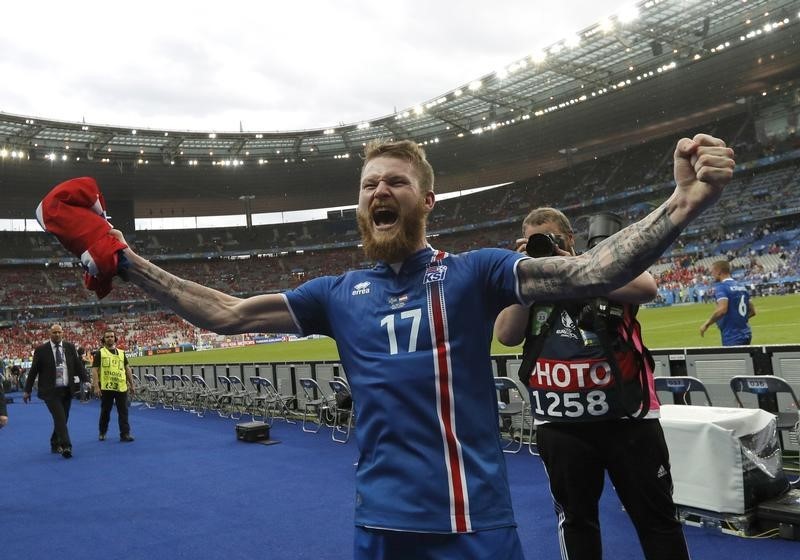 © Reuters. Islandia hace historia y se clasifica a octavos de final de la Eurocopa