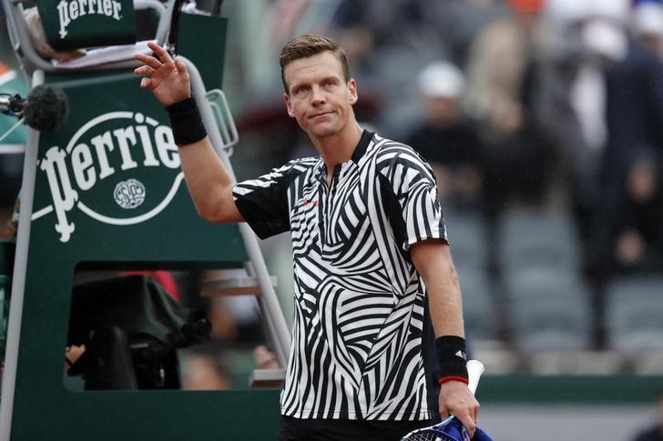 © Reuters. Tennis - French Open Mens Singles Quarterfinal match - Roland Garros - Novak Djokovic of Serbia vs Tomas Berdych of the Czech Republic