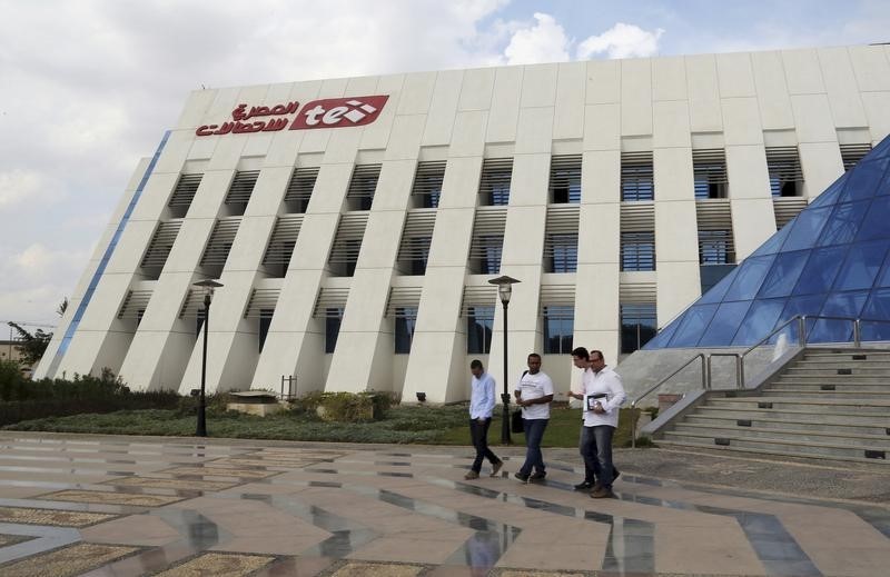 © Reuters. مصادر: رخصة خدمات المحمول لا تلزم المصرية للاتصالات بالتخارج من فودافون