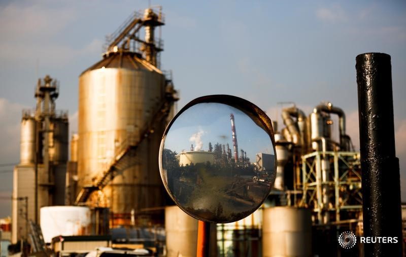 © Reuters. Una fabbrica nella zona industriale di Keihin, a Kawasaki, Giappone