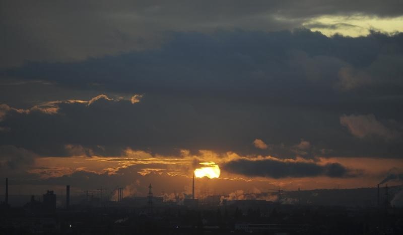 © Reuters. The sun sets behind an industrial area on the outskirts of Frankfurt