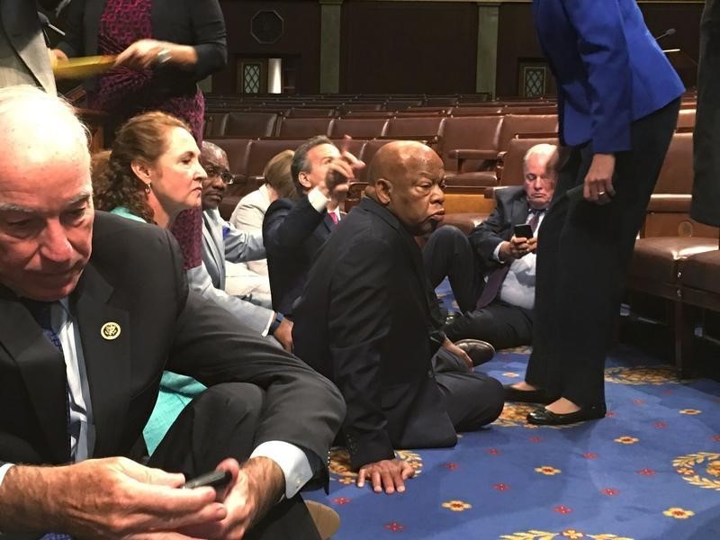 © Reuters. اعتصام للديمقراطيين في مجلس النواب الأمريكي للحد من استخدام السلاح
