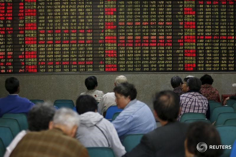 © Reuters. Инвесторы в броекрской конторе в Шанхае