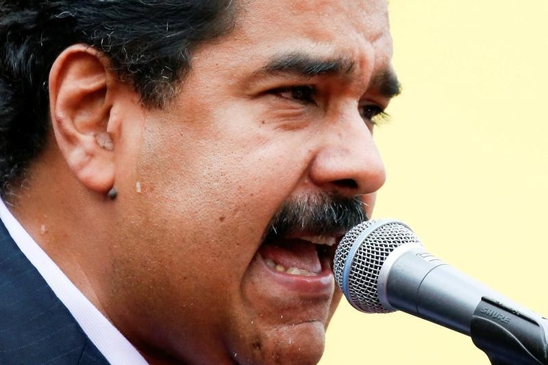 © Reuters. المعارضة الفنزويلية تقول إنها جمعت توقيعات كافية  لاستفتاء إقالة مادورو