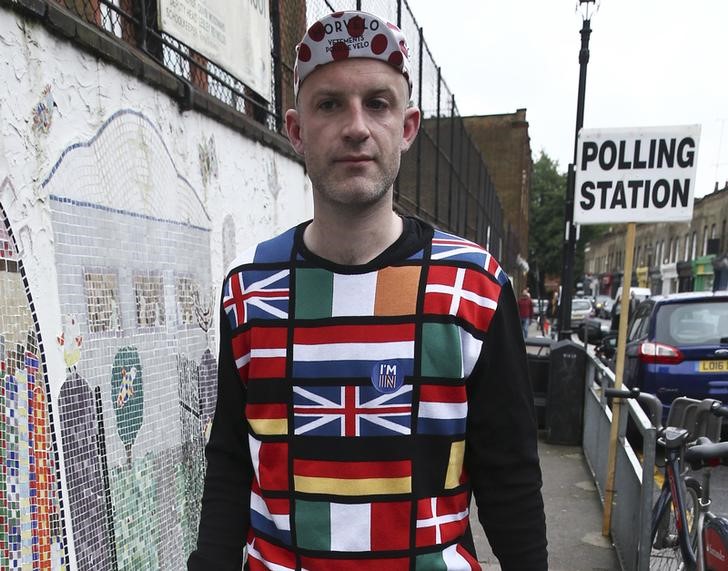 © Reuters. Eleitor britânico a favor da permanência na UE chega a local de votação em Londres