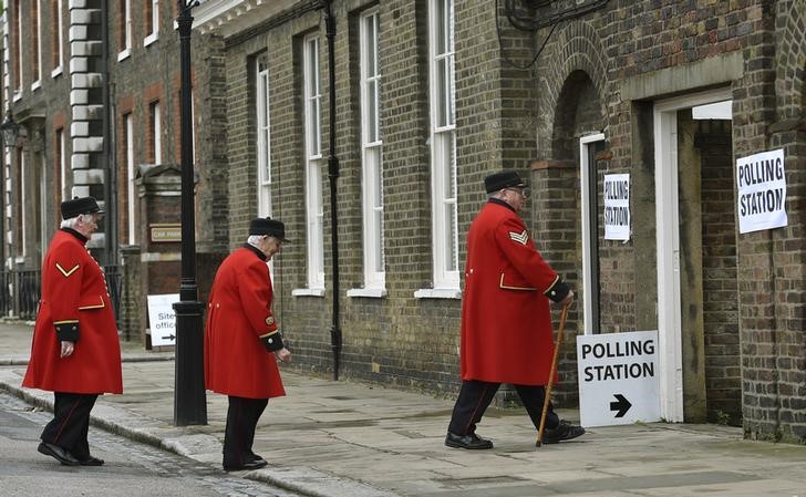 © Reuters. Eleitores de Londres votam no referendo britânico sobre a permanência na UE
