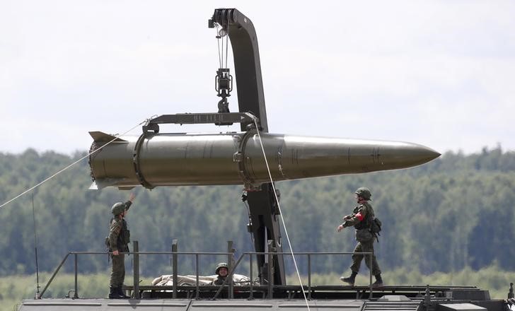 © Reuters. Militares russos equipam míssil tático Iskander em fórum técnico-militar em Kubinka, perto de Moscou