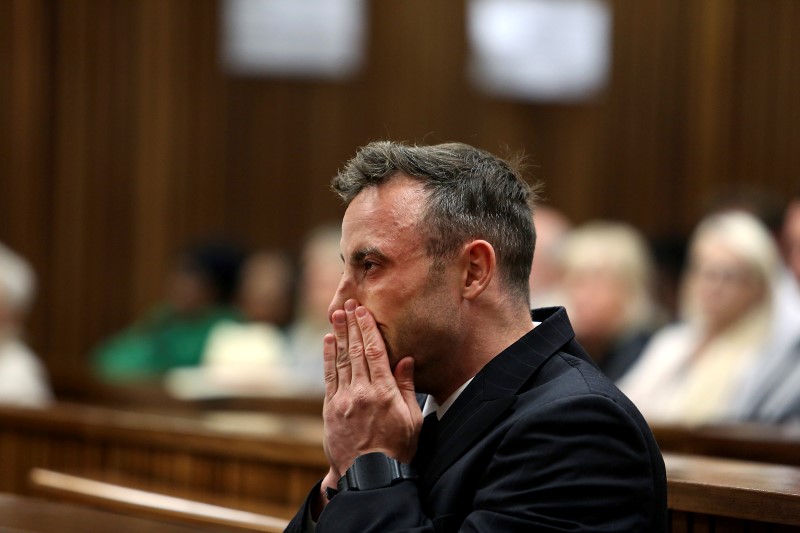 © Reuters. Oscar Pistorius reacts during the third day of his resentencing hearing for the 2013 murder of his girlfriend Reeva Steenkamp, in the North Gauteng High Court in Pretoria