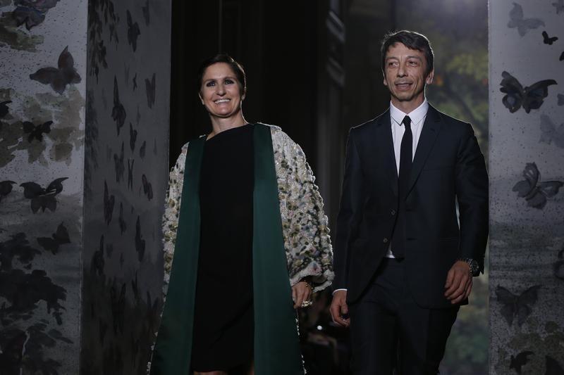 © Reuters. Italian designers Maria Grazia Chiuri and Pier Paolo Piccioli appear at the end of their Haute Couture Spring/Summer 2014 fashion collection for fashion house Valentino in Paris