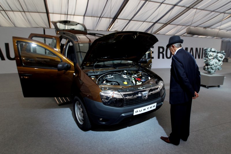 © Reuters. A man looks at a Dacia Duster car at inauguration of Renault's research facility in Titu