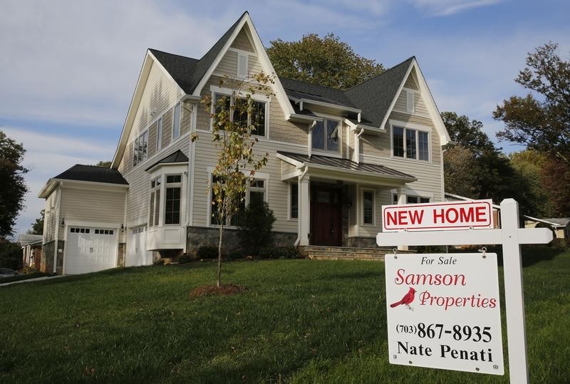© Reuters. مبيعات المنازل الأمريكية الجديدة تهبط من أعلى مستوى في 8 سنوات