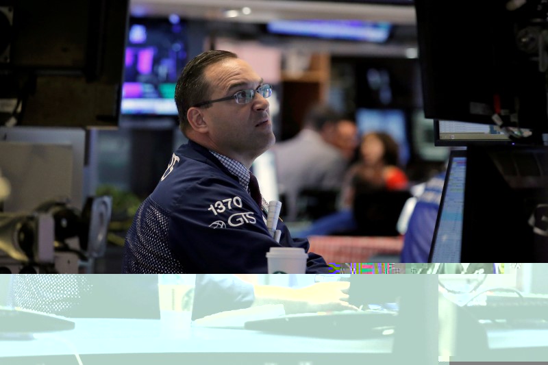 © Reuters. A trader works on the floor of the NYSE