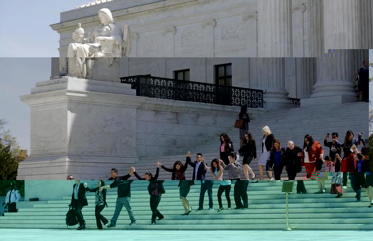 © Reuters. Immigration activists join hands after the U.S. Supreme Court heard arguments over the constitutionality of President Obama's executive action to defer deportation of certain immigrants, in Washington