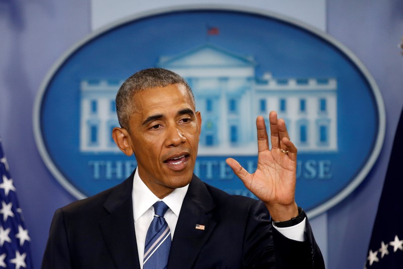 © Reuters. U.S. President Barack Obama delivers a statement after the Supreme Court left in place a lower court ruling blocking his plan to spare millions of illegal immigrants from deportation and give them work permits at the White House in Washington