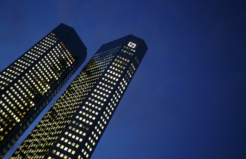 © Reuters. The headquarters of Germany's Deutsche Bank is photographed early evening in Frankfurt