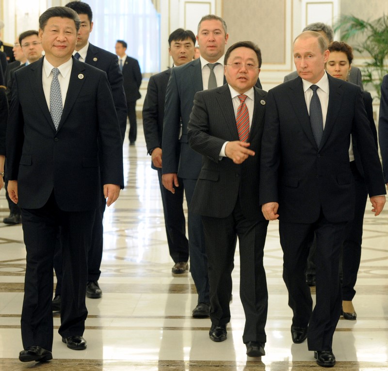 © Reuters. Russian President Putin, Chinese President Xi Jinping and Mongolian President Tsakhiagiin Elbegdorj attend Shanghai Cooperation Organization (SCO) summit in Tashkent, Uzbekistan