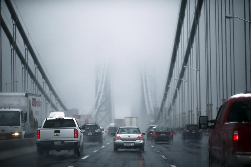 © Reuters. Cars make their way through the Washington bridge in New York