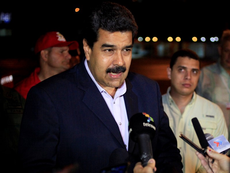 © Reuters. Venezuela's President Nicolas Maduro talks to the media after arriving at Jose Marti international airport in Havana