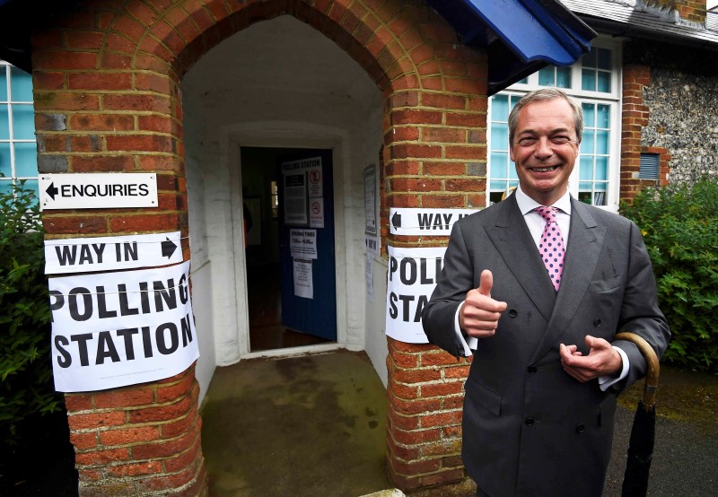 © Reuters. Nigel Farage, the leader of the United Kingdom Independence Party, leaves after voting in the EU referendum at a polling station in Biggin Hill