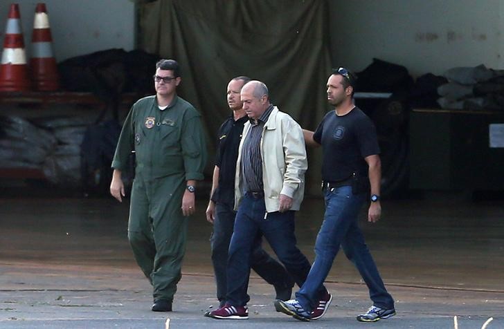 © Reuters. Paulo Bernardo é escoltado por policiais até avião em aeroporto de Brasília