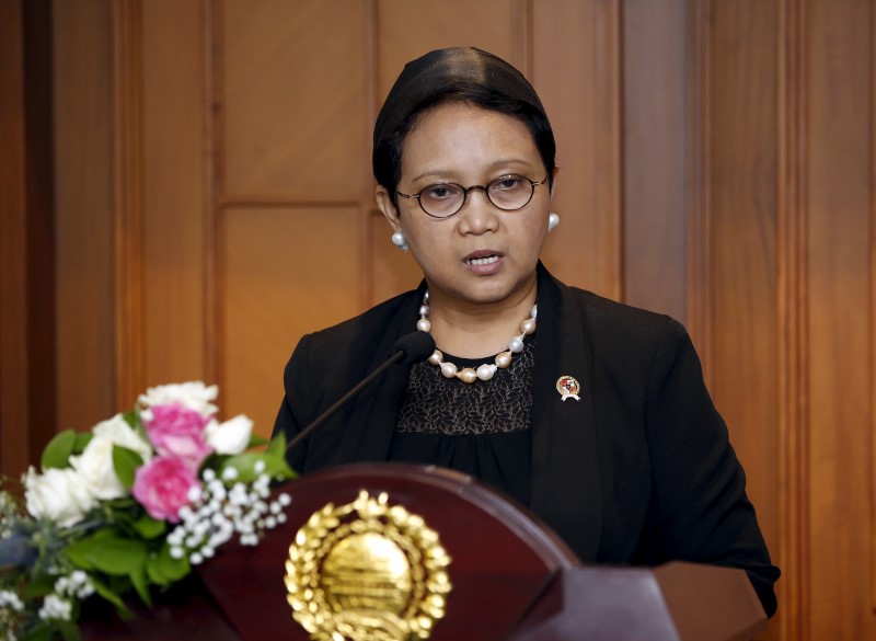 © Reuters. Indonesia's Foreign Minister Retno Marsudi makes a statement at the Foreign Ministry in Jakarta, Indonesia