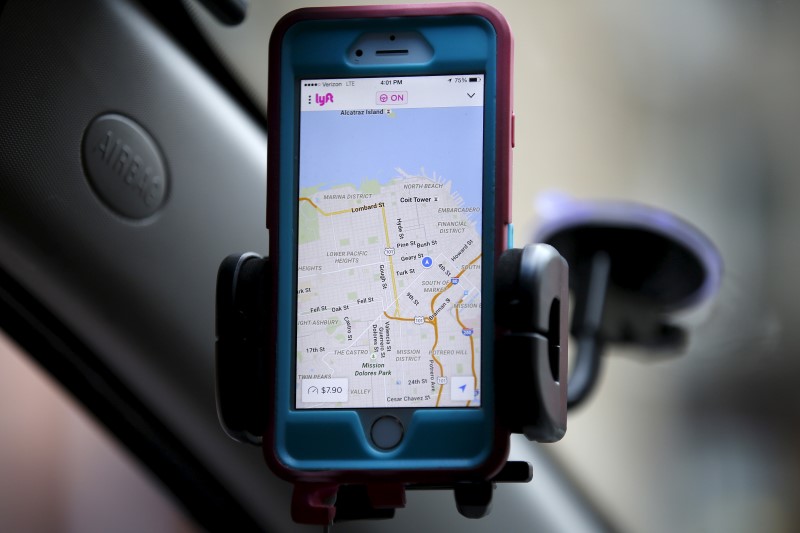 © Reuters. A smartphone app for Lyft drivers is seen during a photo opportunity in San Francisco