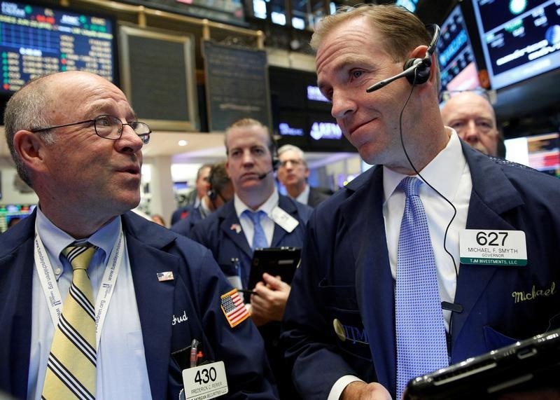 © Reuters. Traders work on the floor of the NYSE