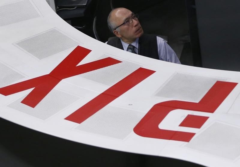 © Reuters. An employee of the Tokyo Stock Exchange works at the bourse at TSE in Tokyo