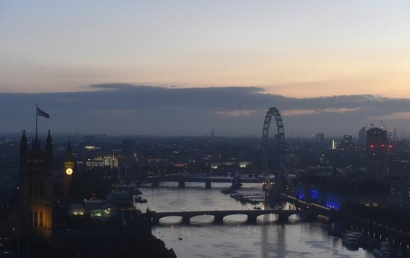 © Reuters. Dawn breaks over London as votes are counted for the EU referendum