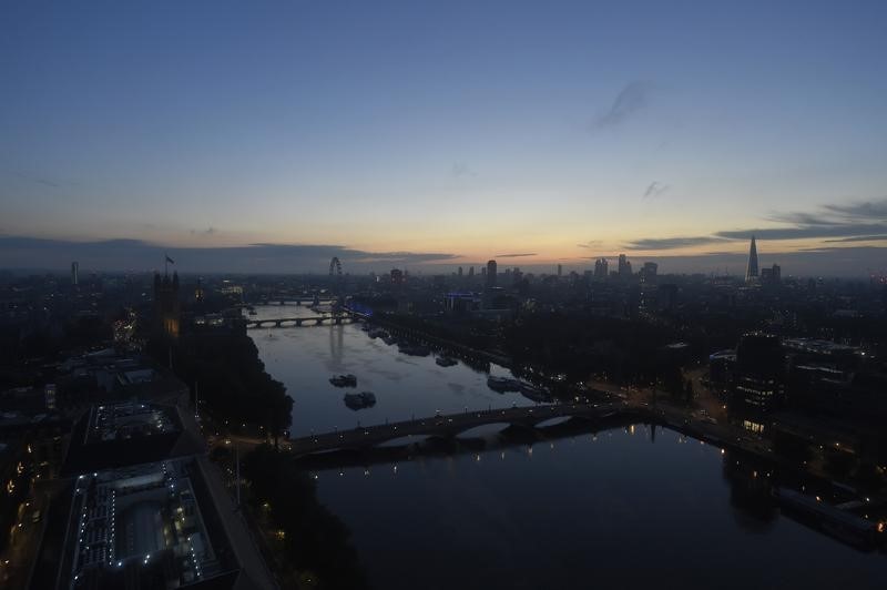 © Reuters. Dawn breaks over London as votes are counted for the EU referendum