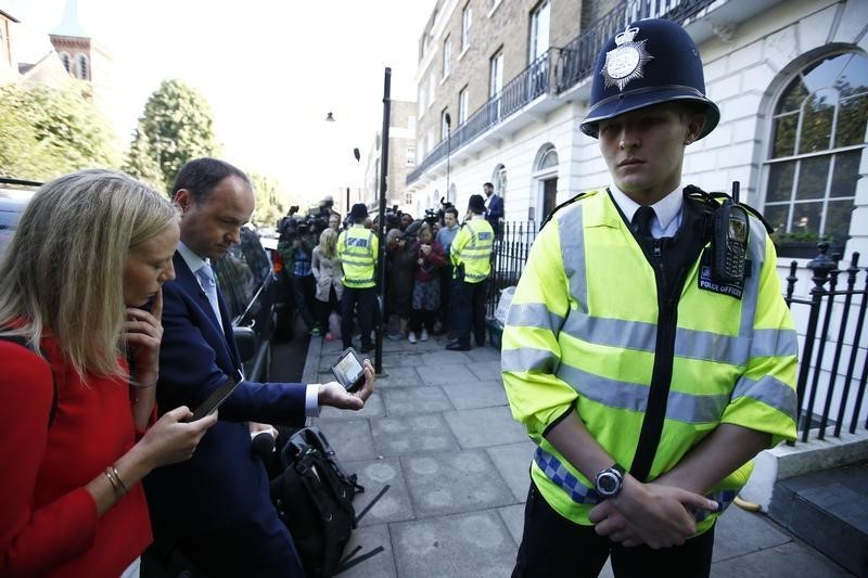 © Reuters. Jounalists watch Britain's Prime Minister David Cameron speak outside 10 Downing Street on their mobile phones as they wait outside Leave campaign leader Boris Johnson's home in London