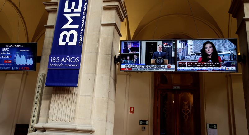 © Reuters. Television screens are seen at the Madrid stock exchange which plummeted after Britain voted to leave the European Union in the Brexit referendum