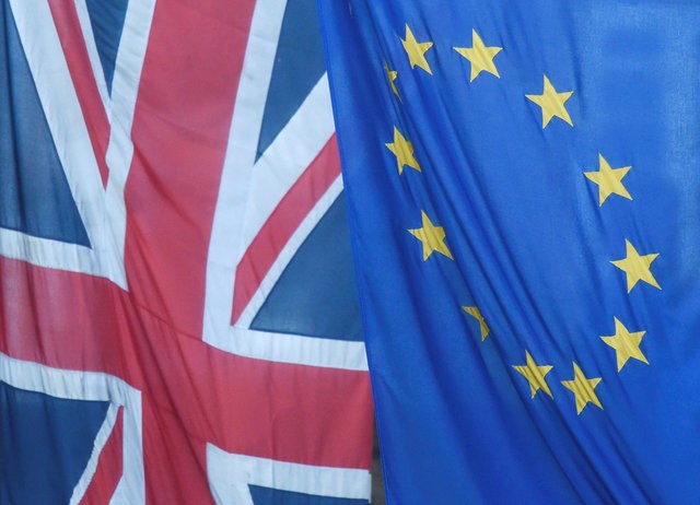© Reuters. Bandeira britânica e da União Europeia vistas em Londres