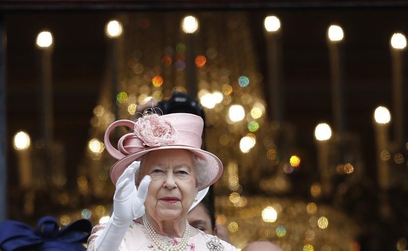 © Reuters. كاميرون يجتمع مع الملكة إليزابيث بعد خروج بريطانيا من الاتحاد الأوروبي