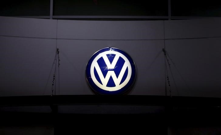 © Reuters. A logo of Volkswagen is illuminated at a dealership in Seoul