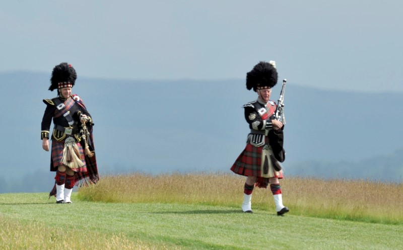 © Reuters. Pipers make their way over Turnberry golf course to welcome Republican presidential candidate, Donald Trump, in Turnberry, Scotland