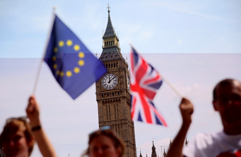 © Reuters. Bandeiras da Grã-Bretanha e União Europeia vistas em Londres