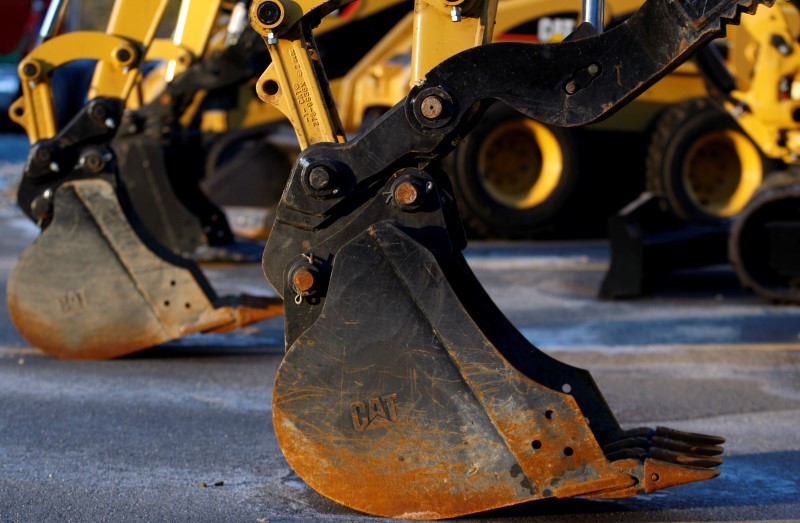 © Reuters. The CAT logo is seen on the bucket of a Caterpillar machine on a lot at Milton CAT in North Reading, Massachusetts